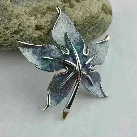 Kramer Brooch silver light blue enamel maple Leaf  brooch Pin - Picture 6 of 11